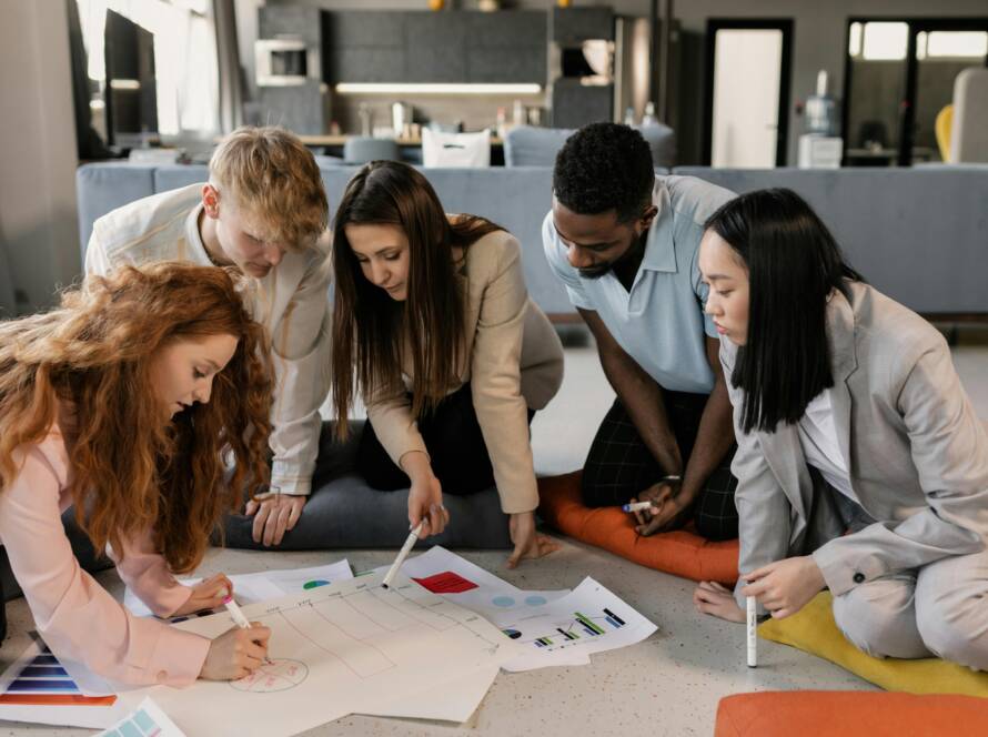 Equipo trabajando la estrategia de diversidad e inclusión de la organización