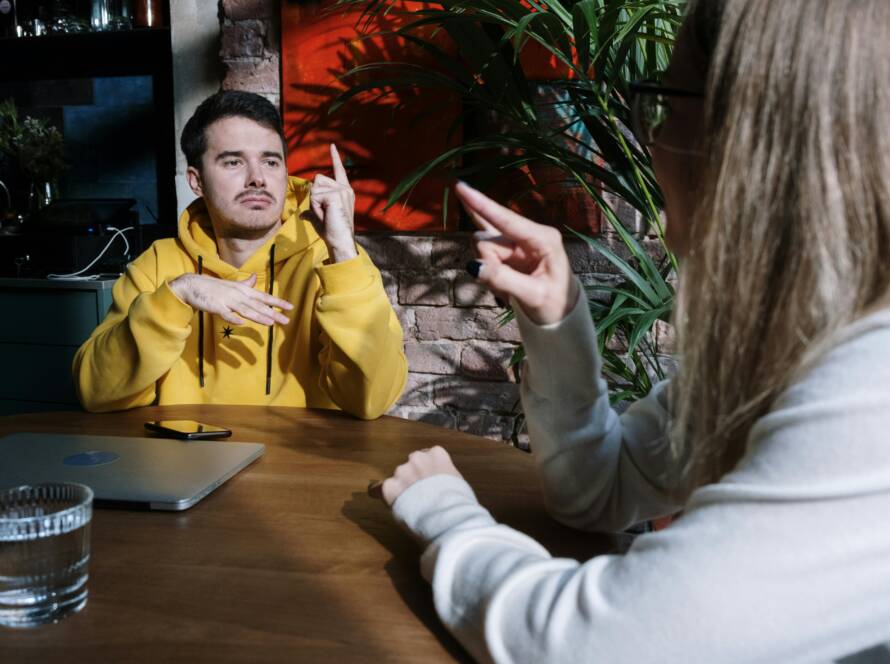 Intclusión de personas con discapacidad auditiva